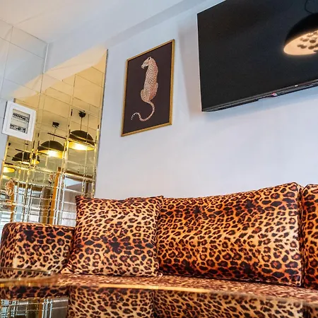 Luxury - Free Parking Apartment