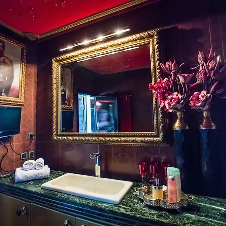 Luxury Suites - Parking , Central Suites *