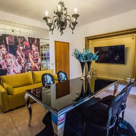 Luxury Suites - Parking , Central Suites *